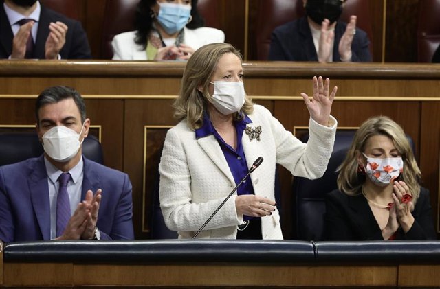 La vicepresidenta primera y ministra de Asuntos Económicos y Transformación Digital, Nadia Calviño, en el Pleno del Congreso