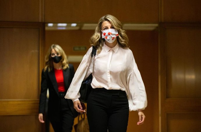 La vicepresidenta segunda y ministra de Trabajo, Yolanda Díaz, a su llegada a una reunión de la Mesa de Diálogo Social en la que participan los representantes de los agentes sociales, a 21 de marzo de 2022, en Madrid (España).