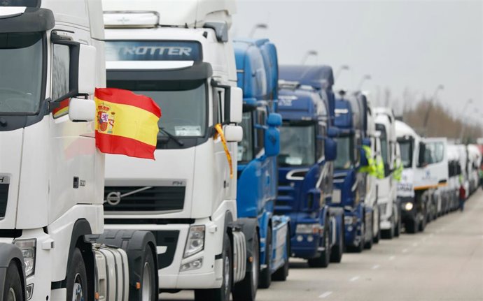 Decenas de camiones estacionados en el Polígono de Amazon, durante el noveno día de paro nacional de transportistas, a 22 de marzo de 2022, en Madrid (España)