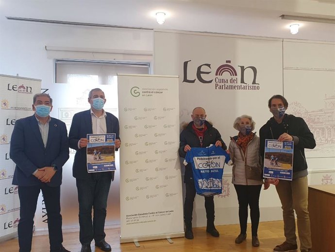 El concejal de Régimen Interior Movilidad y Deportes, Vicente Canuria, -segundo por la izquierda- junto al diputado de Deportes, José Pellitero, -primero por la izquierda- reciben a los organizadores de Reto Azul: Pedaleando por el Colon'