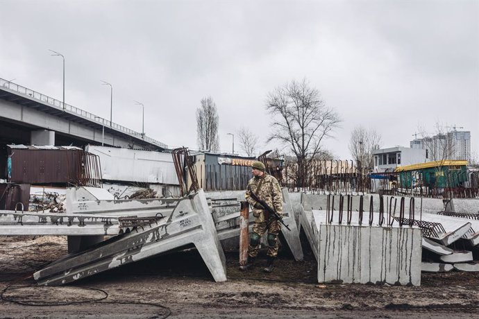 Un miliciano ucraniano vigila una carretera, a 2 de marzo de 2022, en Kiev (Ucrania). Las autoridades de Kiev han declarado el toque de queda en la ciudad ante la situación causada por la ofensiva rusa en el país. Más de 2.000 civiles ucranianos han mue
