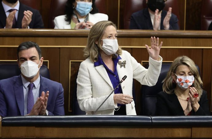 La vicepresidenta primera y ministra de Asuntos Económicos y Transformación Digital, Nadia Calviño, interviene en una sesión plenaria en el Congreso de los Diputados, a 23 de marzo de 2022, en Madrid (España). El pleno está marcado sobre las cuestiones 