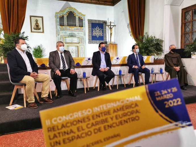 El presidente de la Junta, Guillermo Fernández Vara, junto a otras autoridades en la inauguración en Guadalupe (Cáceres) del II Congreso Internacional "Relaciones entre América Latina, el Carbie y Europa: un espacio de encuentro"