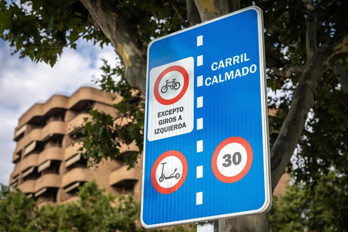 Archivo - Señal de ciclo-carriles calmados para bicicletas y vehículos de movilidad personas (VMP) eléctricos