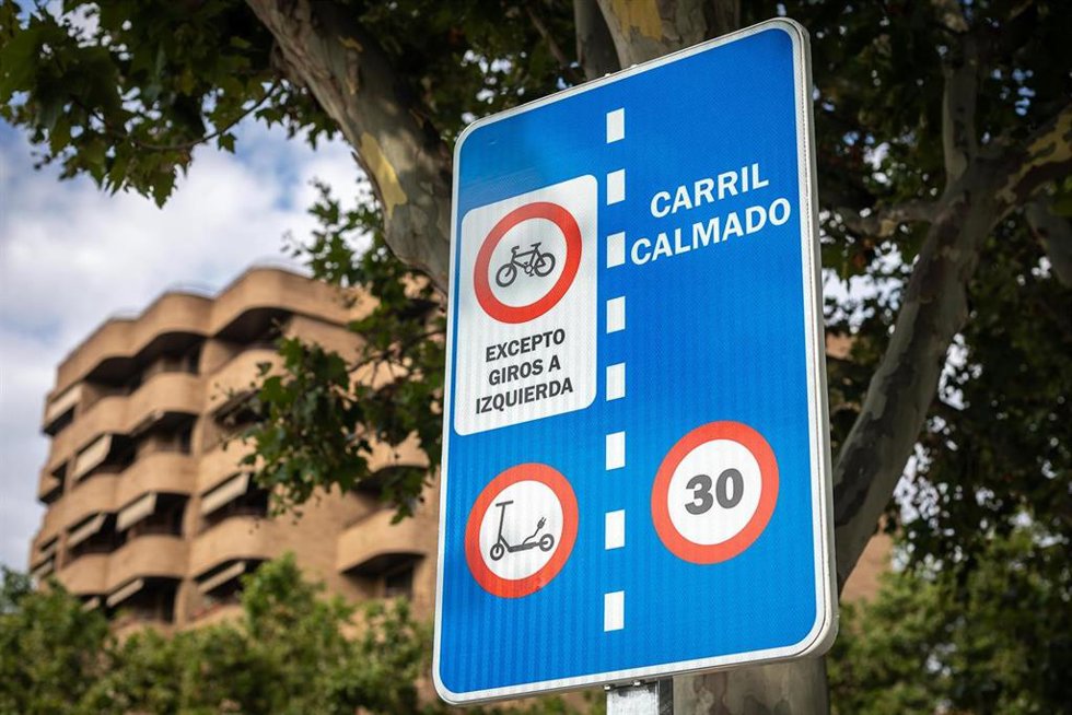 Archivo - Señal de ciclo-carriles calmados para bicicletas y vehículos de movilidad personas (VMP) eléctricos