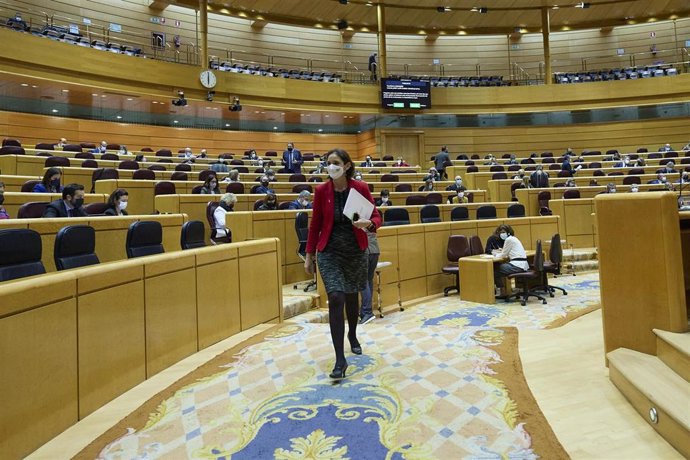 La ministra de Industria, Comercio y Turismo, Reyes Maroto, a su salida de una sesión de control al Gobierno en el Senado, a 22 de marzo de 2022, en Madrid.