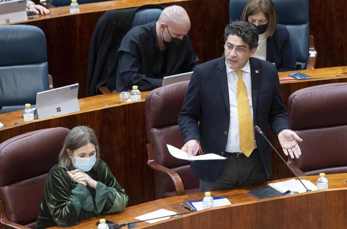 El consejero de Transportes e Infraestructuras, David Pérez, interviene durante un pleno en la Asamblea de Madrid.
