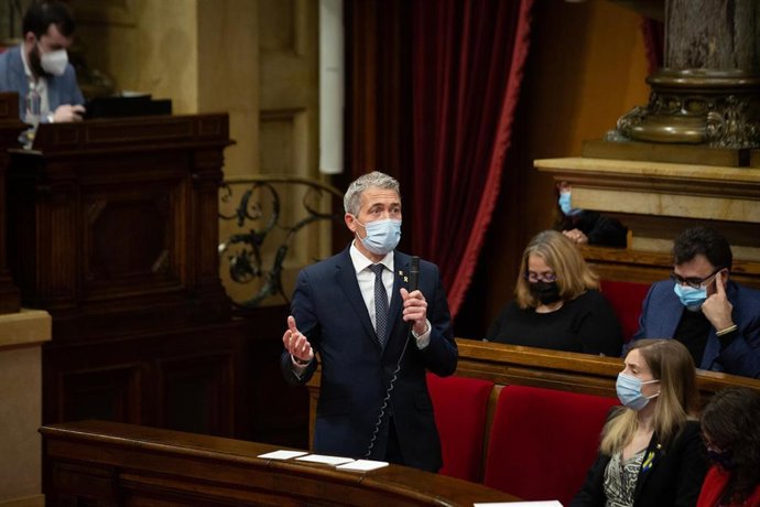 El conseller de Educación, Josep Gonzlez-Cambray, interviene en una sesión plenaria del pleno del Parlament de Catalunya, a 23 de marzo de 2022, en Barcelona, Cataluña (España). El pleno está marcado por el debate sobre las medidas urgentes y estructur