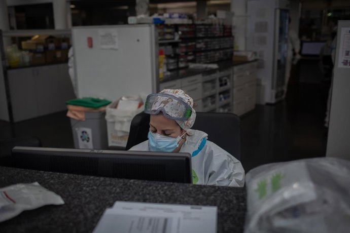 Archivo - Un treballador sanitari protegit a l'UCI