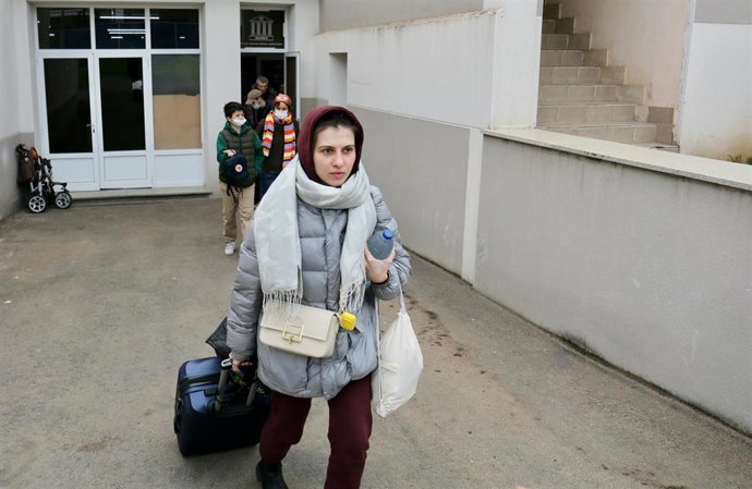 Una mujer y varios niños refugiados