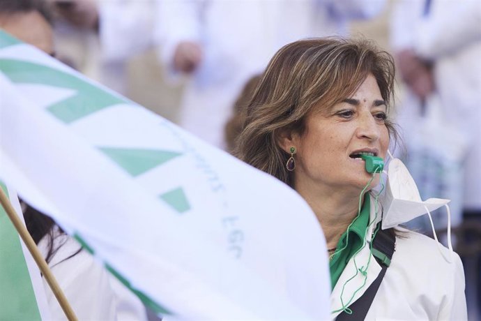 Archivo - Una sanitaria durante una reciente concentración en Sevilla del Sindicato Médico.