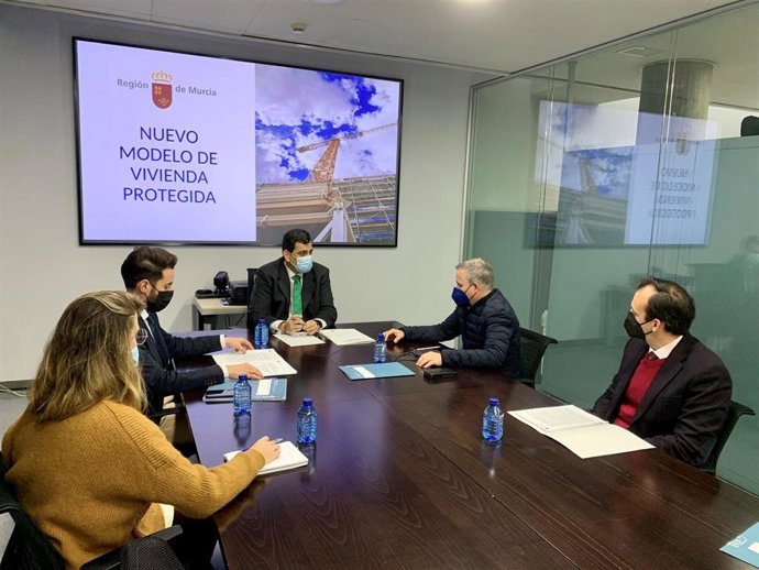 El consejero de Fomento e Infraestructuras, José Ramón Díez de Revenga, acompañado por el director de Vivienda, José Francisco Lajara, en la reunión con el presidente de Apirm, José Ramón Blázquez, y miembros de su junta directiva