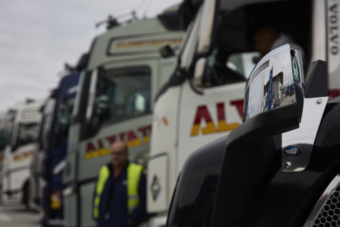 Varios camiones estacionados en el Wanda Metropolitano, durante el décimo día de paro nacional de transportistas, a 23 de marzo de 2022, en Madrid (España). Se trata de un paro indefinido, convocado a nivel nacional por la Plataforma para la Defensa del