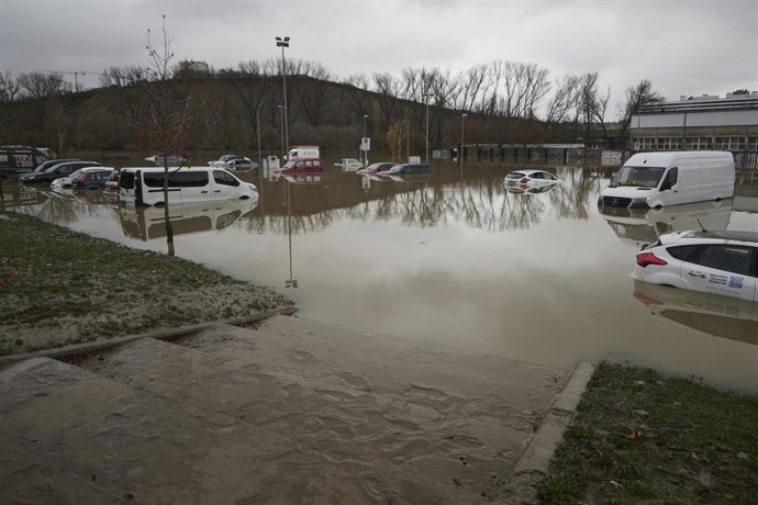 Archivo - Varios coches con agua hasta la mitad de su altura, tras la crecida del río Arga, a 11 de diciembre de 2021, en Burlada, Navarra, (España). El temporal de lluvias asociado a la borrasca Barra sigue afectando a Navarra con desbordamiento de río