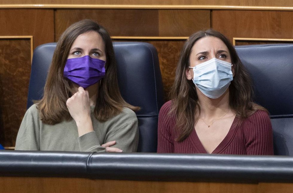 La secretaria general de Podemos y ministra de Derechos Sociales y Agenda 2030, Ione Belarra (i), y la ministra de Igualdad, Irene Montero, en una sesión plenaria en el Congreso