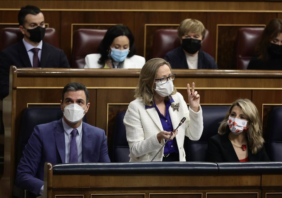 La vicepresidenta primera y ministra de Asuntos Económicos y Transformación Digital, Nadia Calviño, interviene en una sesión plenaria en el Congreso 