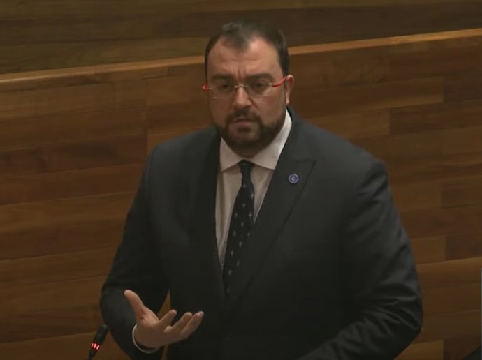 El presidente del Principado, Adrián Barbón, en el pleno de la Junta General