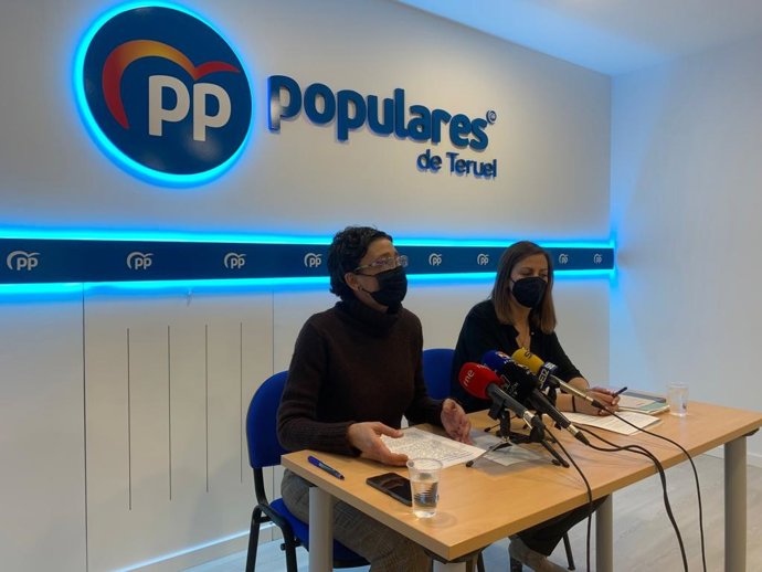 La diputada del PP en las Cortes de Aragón, Ana Marín, a la izquierda, en rueda de prensa.