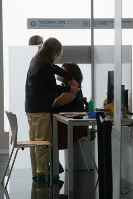 Archivo - Una persona recibe la vacuna contra la Covid-19 en Galicia.