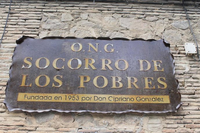 Archivo - Cartel que indica, que en este edificio esta, la O.N.G Socorro de los Pobres