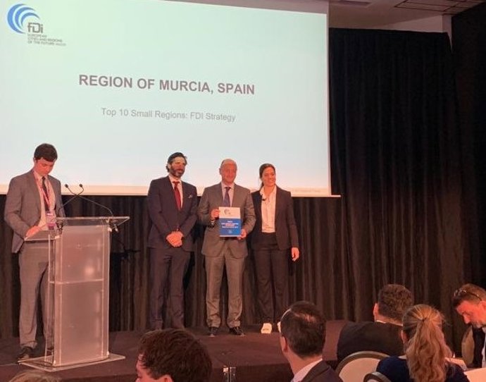 Fernando Ballesta, responsable del departamento de captación de inversiones del INFO, recogiendo el galardón del Financial Times