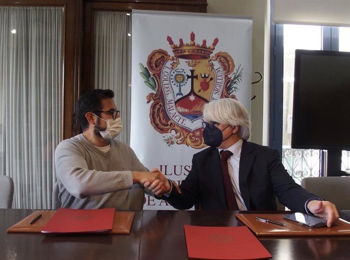 Firma del acuerdo de colaboración entre el decano del Colegio de Abogados de Málaga, Salvador González, y el delegado de Arcores España en Andalucía, César Irigoin Torres.