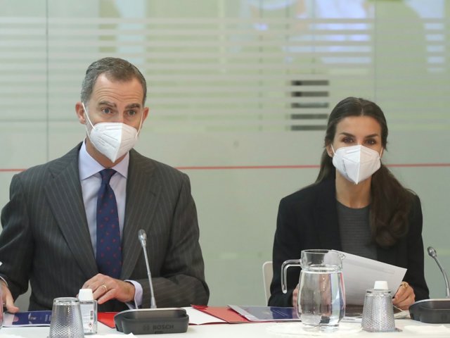 Los Reyes, durante la reunión de trabajo que han mantenido en su visita a la Célula Crisis Ucrania de Cruz Roja