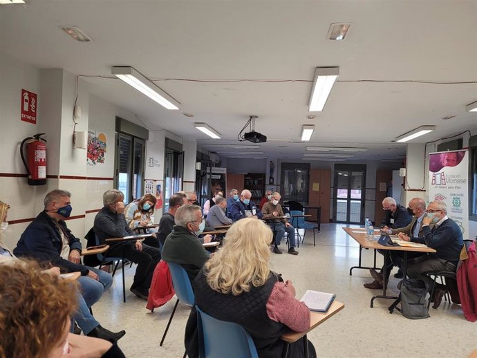 Reunión del alcalde Antonio Muñoz y el delegado Juan Manuel Flores con vecinos de Su Eminencia.