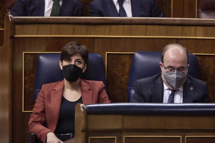 El ministro de Cultura y Deporte, Miquel Iceta, y la ministra portavoz, Isabel Rodríguez, en una sesión plenaria, en el Congreso de los Diputados, a 16 de marzo de 2022, en Madrid (España). El pleno está marcado, entre otros asuntos, por las preguntas d