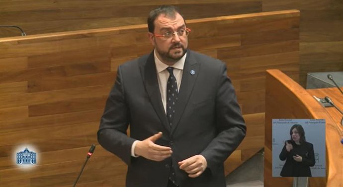 Adrián Barbón en la Junta General.