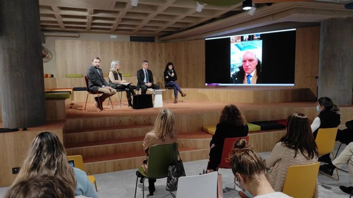El miembro de FAE, Julián Alonso; la secretria de la Cámara de Comercio, María Jesús Martín; el director general de la Fundación Caja de Burgos; Rafael Barbero; y técnico de Burgos Acoge, Rosa Escolar.