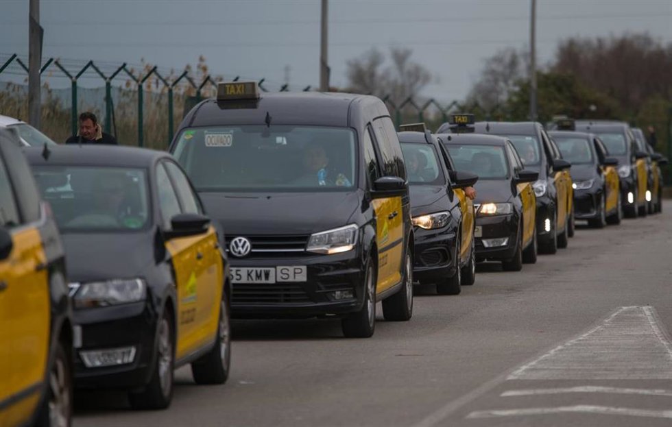 Taxists en la marcha lenta desde el Aeropuerto de Barcelona hacia el Parlament.