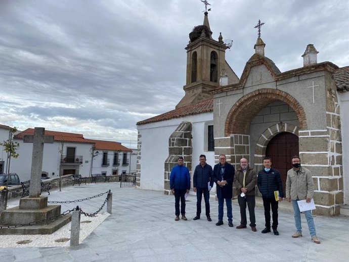 El delegado de Cohesión Territorial de la Diputación de Córdoba, Juan Díaz (terceo por la izda.), visita la localidad de Fuente la Lancha.