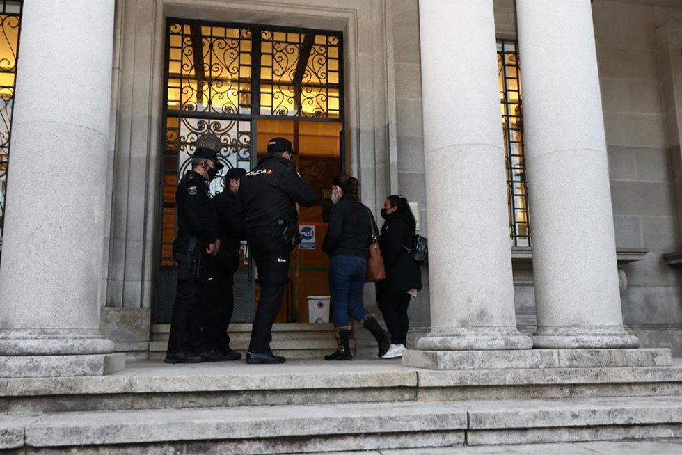 Familiares de los desaparecidos del buque hundido a su llegada a una reunión con el director de la Marina Mercante, Benito Núñez.