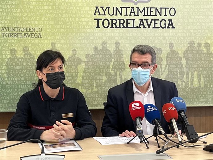 El concejal de Seguridad, Pedro Pérez Noriega, y la jefa de servicio de Bomberos, Eva Martín