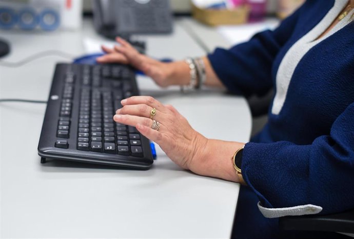 Archivo - Una empleada pública atiende a una contribuyente en la oficina de la Agencia Estatal de la Administración Tributaria, el día que el Gobierno ha propuesto subir el salario de los empleados públicos un 2% para 2022, a 5 de octubre de 2021, en Ma