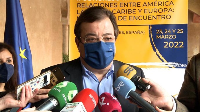 El presidente de la Junta, Guillermo Fernández Vara, atiende a los medios