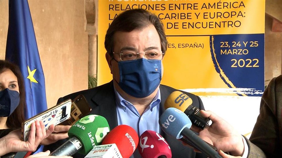 El presidente de la Junta, Guillermo Fernández Vara, atiende a los medios