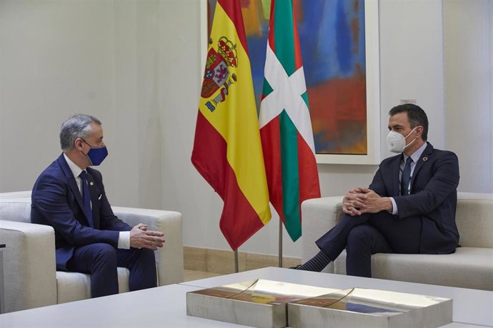 Archivo - El Lehendakari, Iñigo Urkullu (i) y el presidente del Gobierno central, Pedro Sánchez (d) durante una reunión en el Palacio de La Moncloa, en Madrid (España), a 25 de enero de 2021