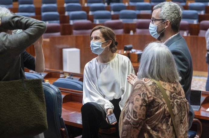 La  portavoz de Más Madrid en la Asamblea, Mónica García (c), en una sesión plenaria en la Asamblea de Madrid, a 17 de marzo de 2022, en Madrid (España). El pleno está marcado, entre otras cuestiones, por el debate de una iniciativa mediante la que se p