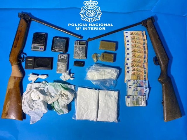 Drogas, dinero, armas y otros efectos intervenidos a los tres presuntos traficantes del barrio de Gamonal.