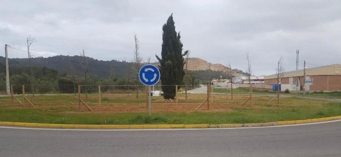 Imagen de la rotonda con el cierre de alambrada.