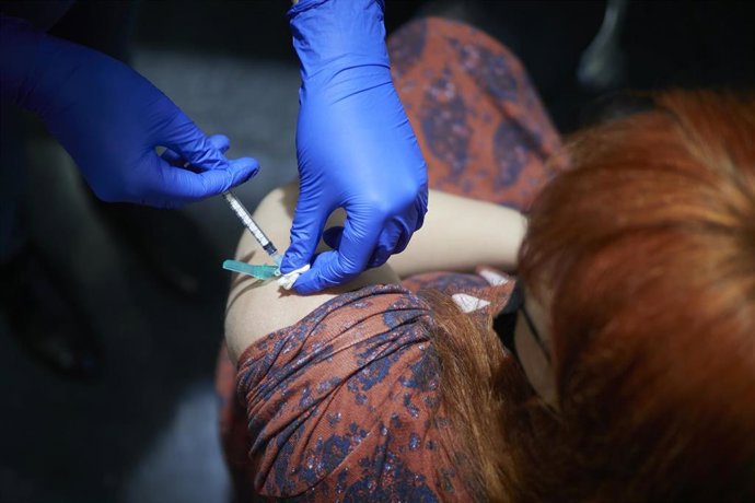 Archivo - Imagen de archivo de una trabajadora sanitaria vacunada contra la COVID-19 en Pamplona.