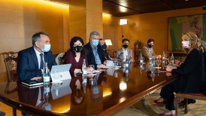 Los diputados de Unidas Podemos Enrique Santiago, Sofía Castañón, Juantxo López de Uralde, Pablo Echenique, Jaume Asens y Antón Gómez-Reino junto a la vicepresidenta segunda, Yolanda Díaz.