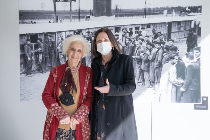 La consejera de Igualdad, Justicia y Políticas Sociales, Beatriz Artolazabal, y la presidenta de las Abuelas de Plaza de Mayo de Argentina, Estela Barnes, en la sede de Gogora.