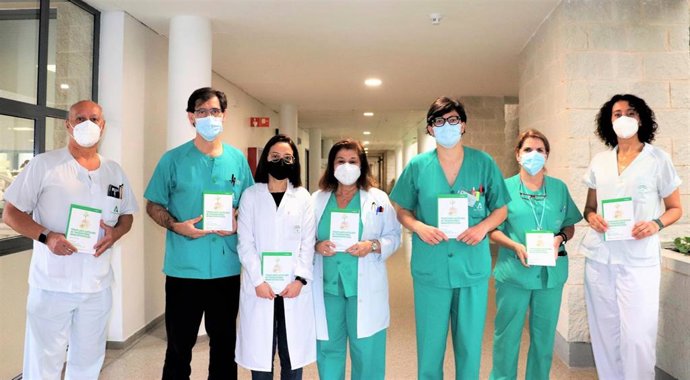 Una representación de los autores, médicos y enfermeros del Hospital Juan Ramón Jiménez.