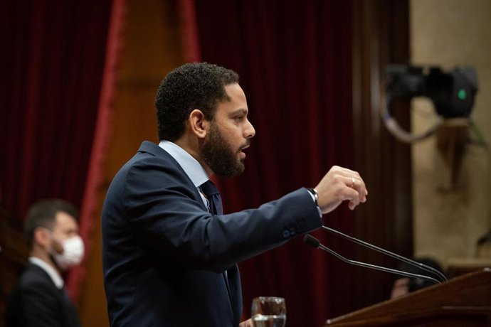 El líder de Vox en el Parlament, Ignacio Garriga, en el pleno del Parlament el 23 de marzo.