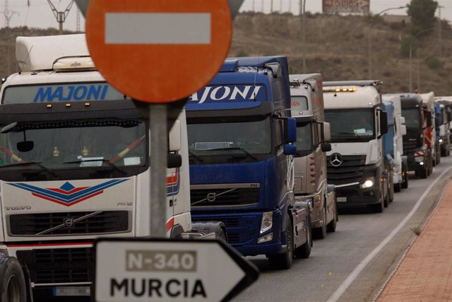 Transportistas colapsan la autovía en el tercer día de huelga indefinida del transporte de mercancías, a la entrada de Santomera, a 16 de marzo de 2022, en Murcia (España). 