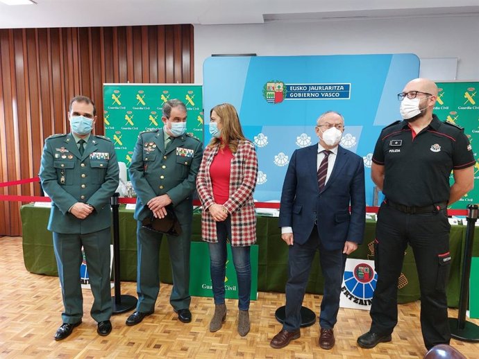 La delegada del Gobierno en Castilla y León, Virginia Barcones, conversa con el coronel jefe de la Comandancia de Valladolid, Miguel Recio.