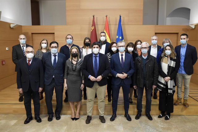 El presidente de la Comunidad, Fernando López Miras, en un encuentro con la coordinadora de la Organización Nacional de Trasplantes, Beatriz Domínguez-Gil, y con su equipo en la Región de Murcia.